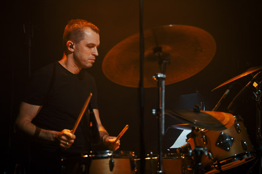 Perkusista wczuwający się w grę